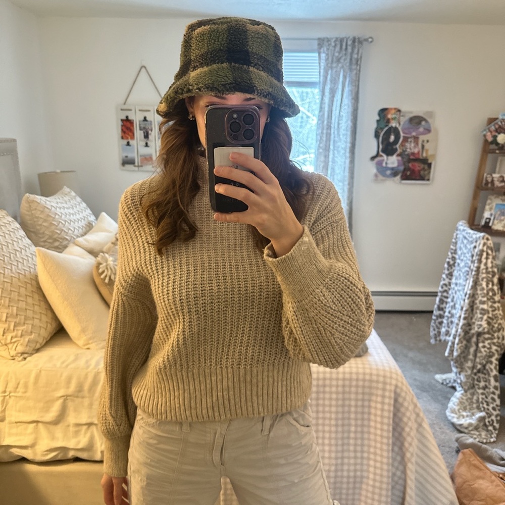 FUZZY PLAID BUCKET HAT